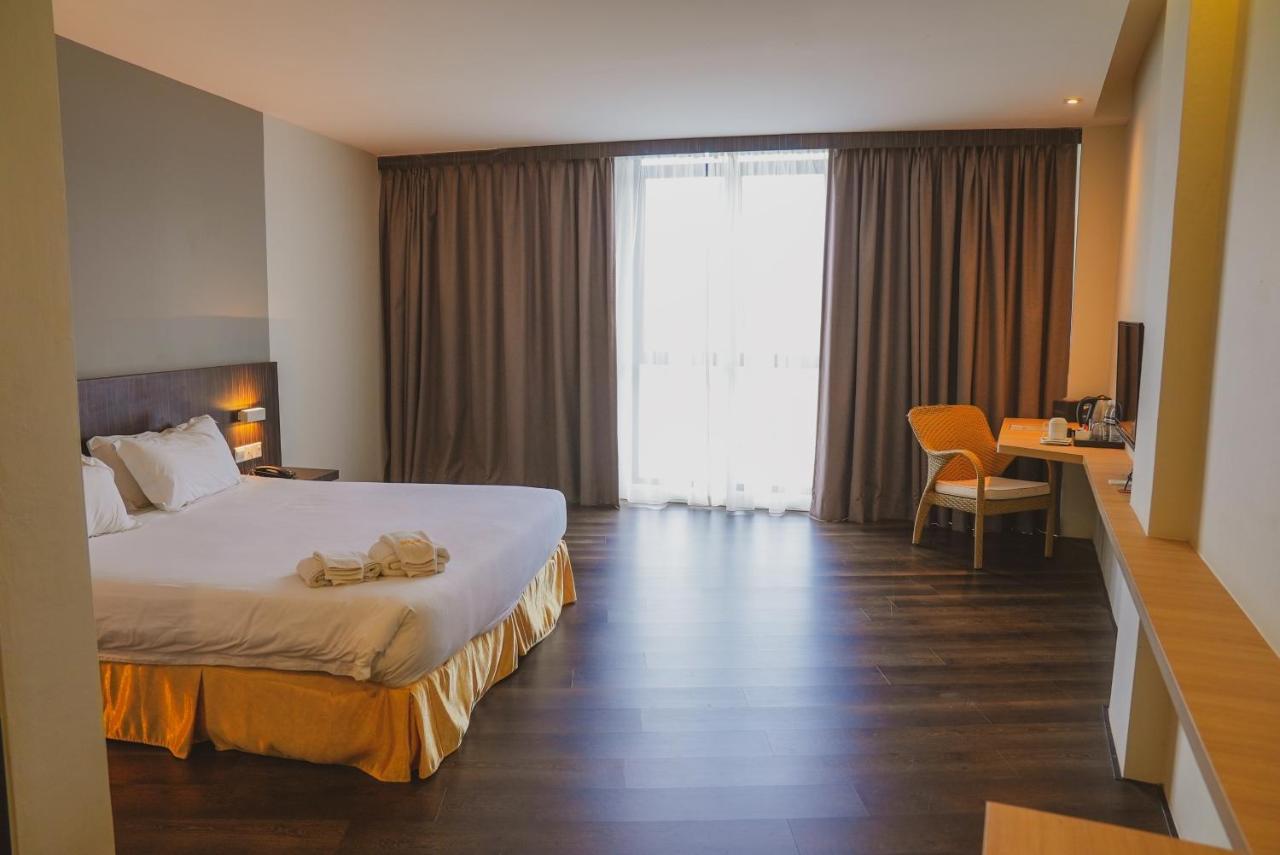 Roxy Hotel Serian Eksteriør bilde
